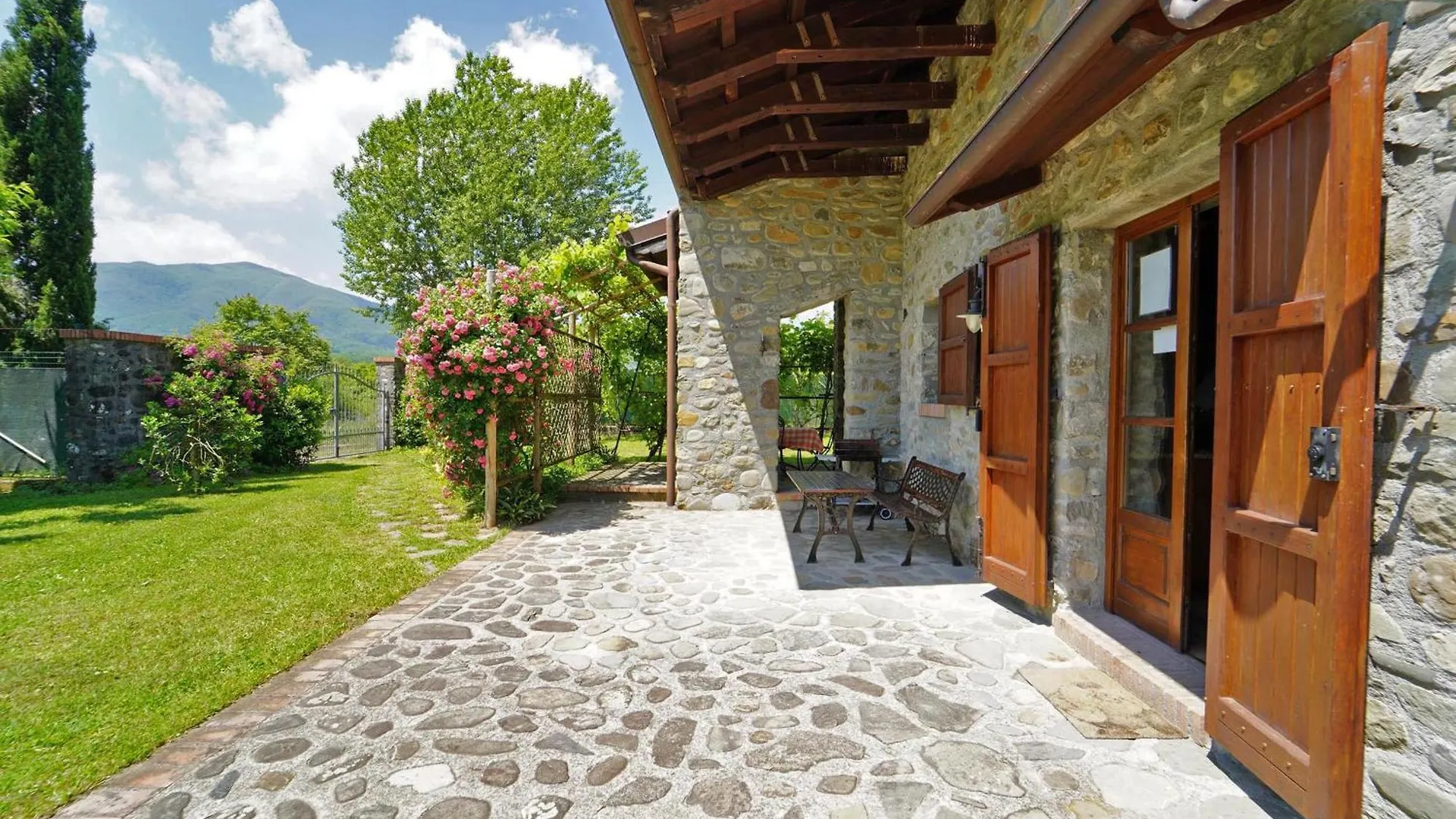 Villa Le Due Lune 6 Pax By Villasretreats Filattiera