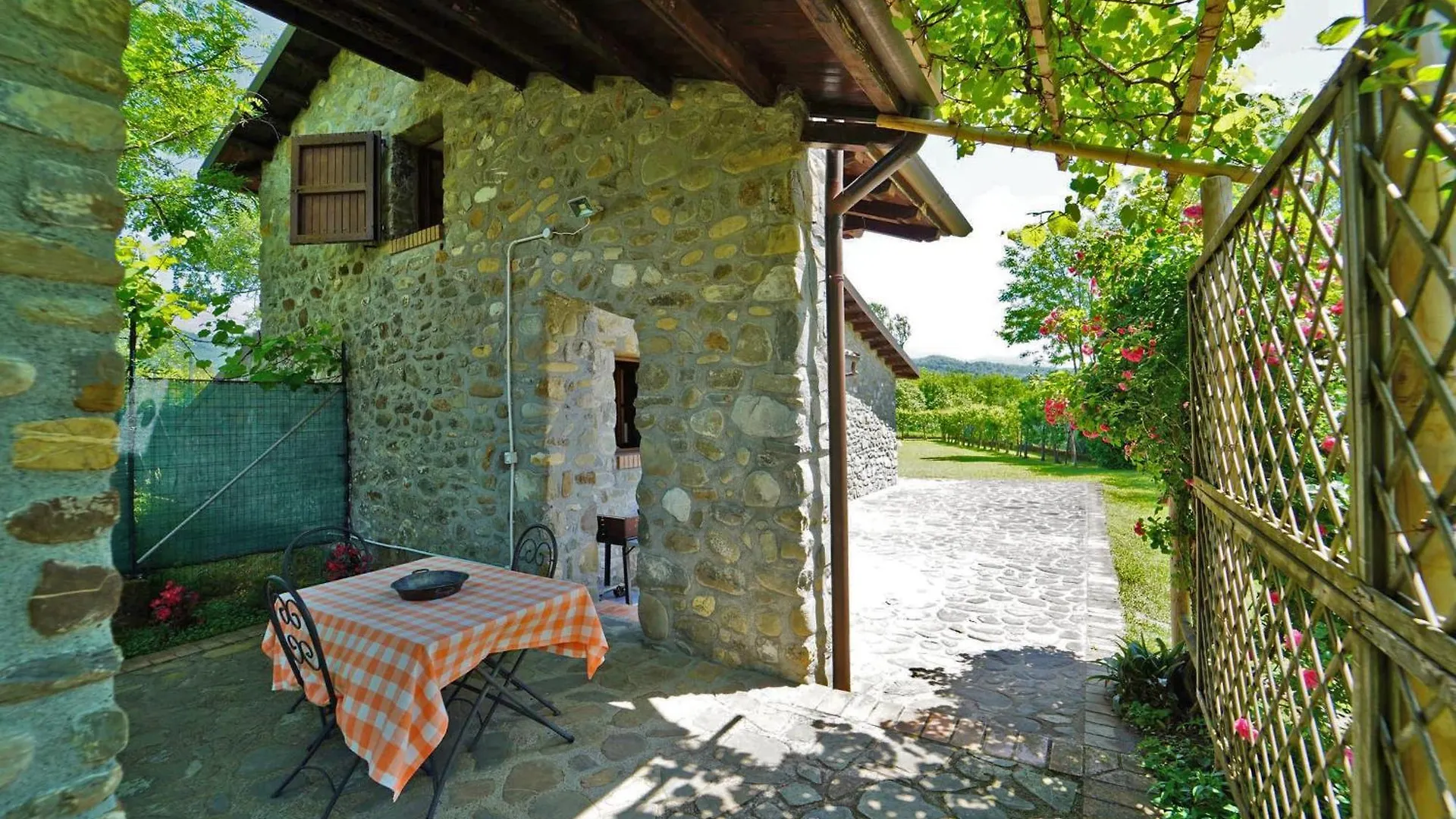Villa Le Due Lune 6 Pax By Villasretreats Filattiera